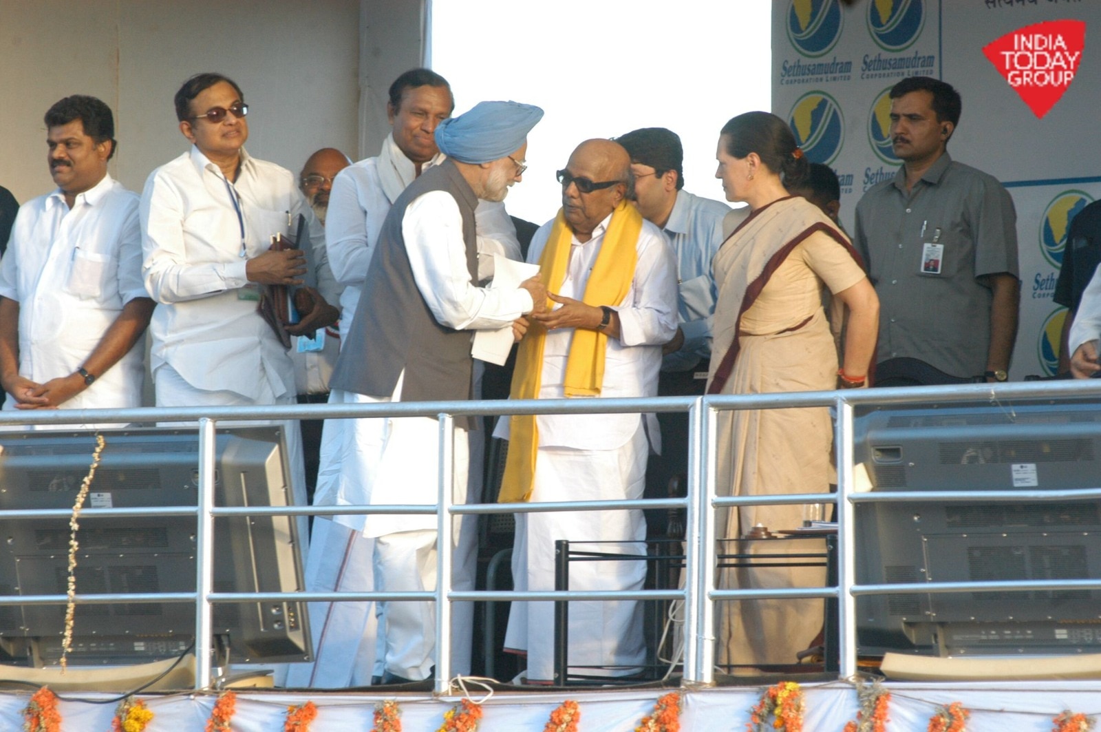 M. Karunanidhi with Manmohan Singh. (Photo: India Today)