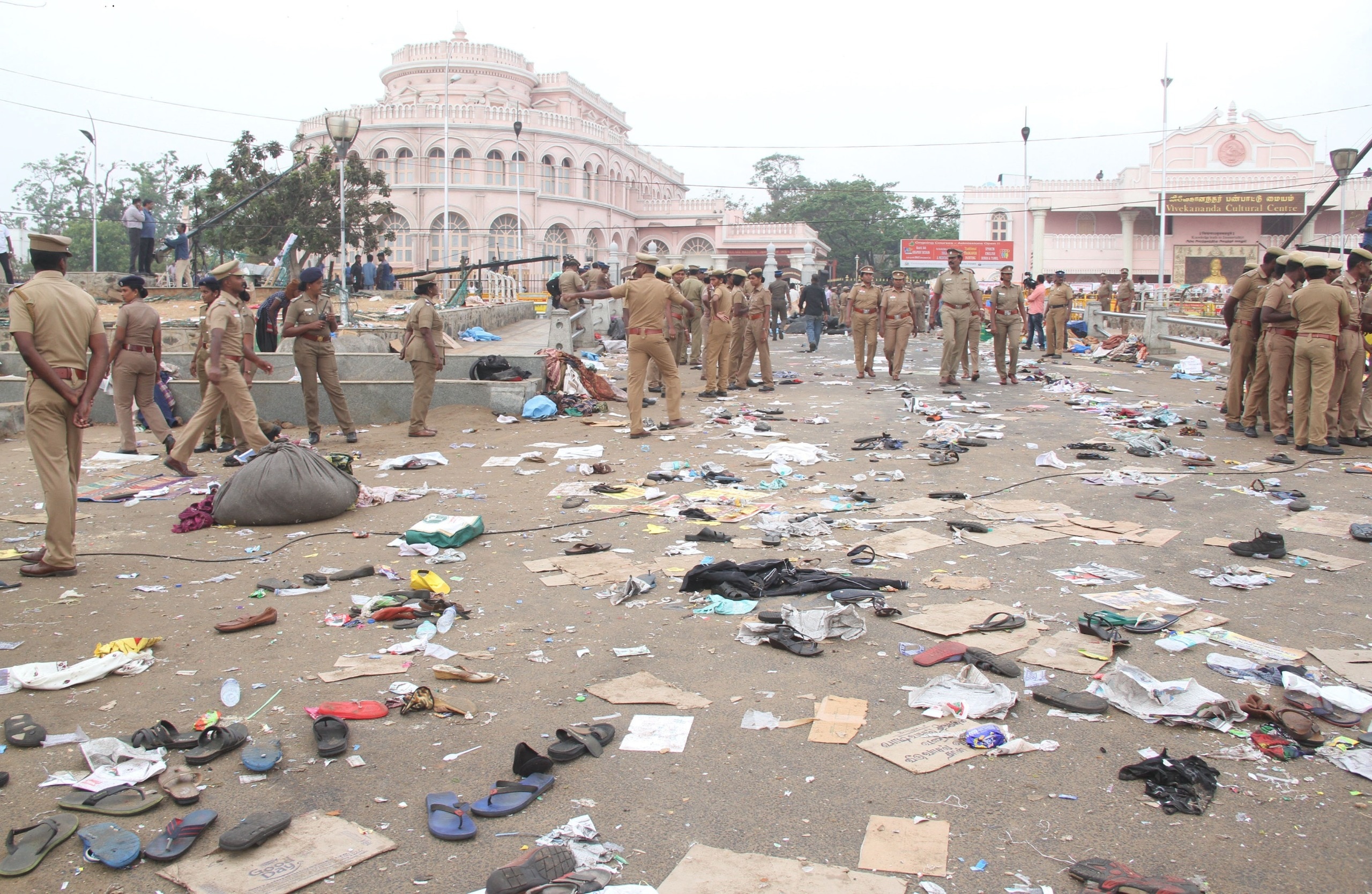 Marina Beach in Chennai after police carried out a lathi charge on pro-Jallikattu protesters. (India Today)