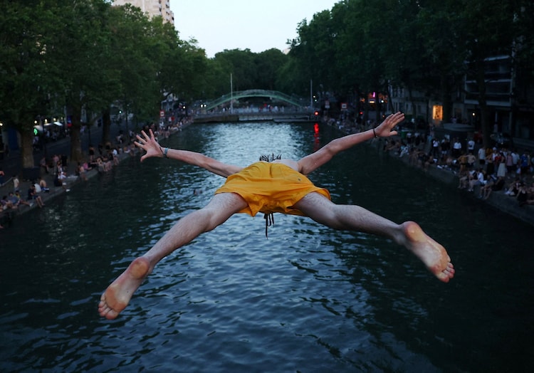 A man dives into the water in the Canal Saint-Martin in Paris. (Photo: Reuters)
