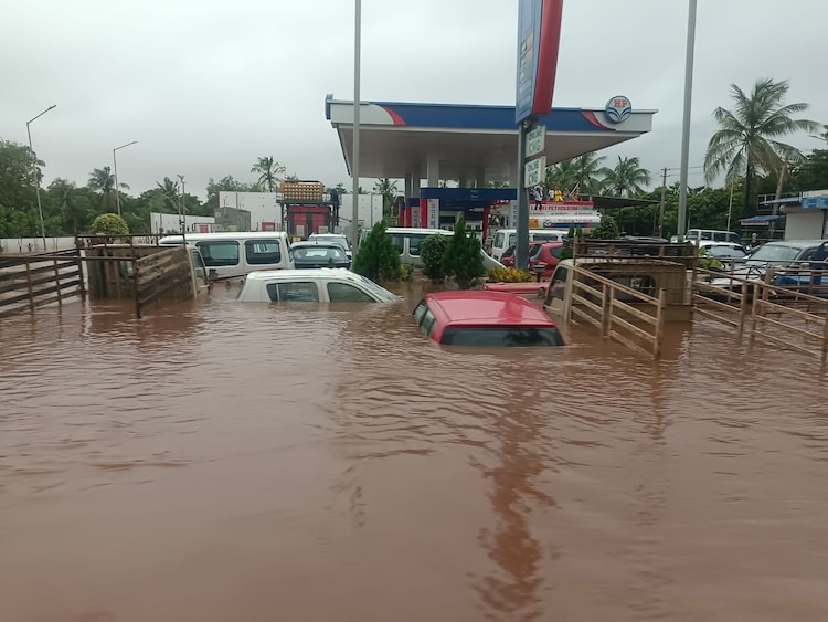 Visuals show vast areas of Navsari completely submerged under floodwaters. (Photo: ITG)