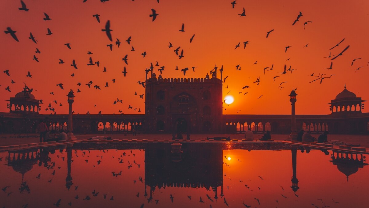 A setting Sun illustrates the changes an equinox brings to India. (Photo: Getty)