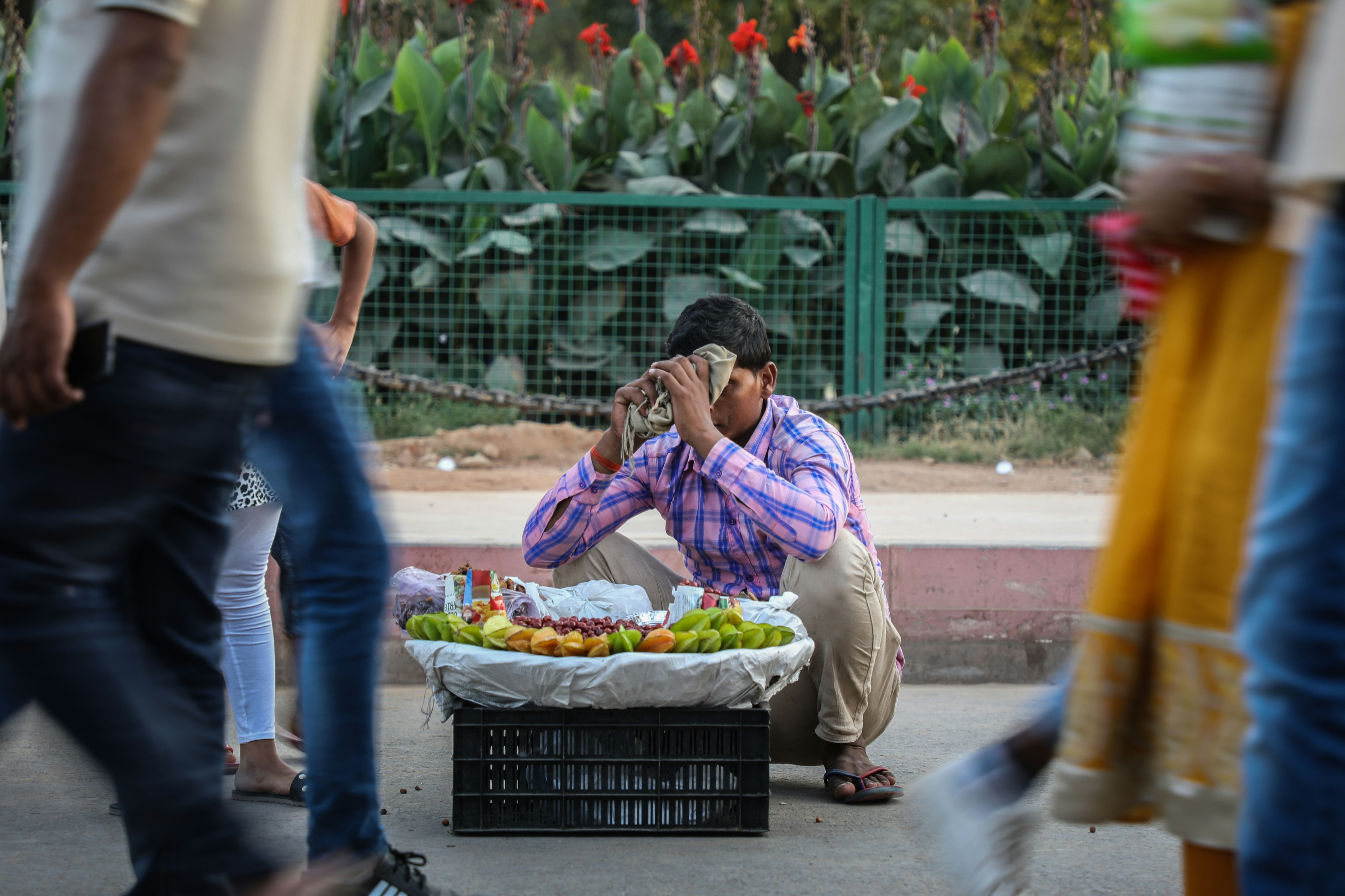 A street vendor sells vegetables in extreme heat in New Delhi. (Photo: Unsplash)