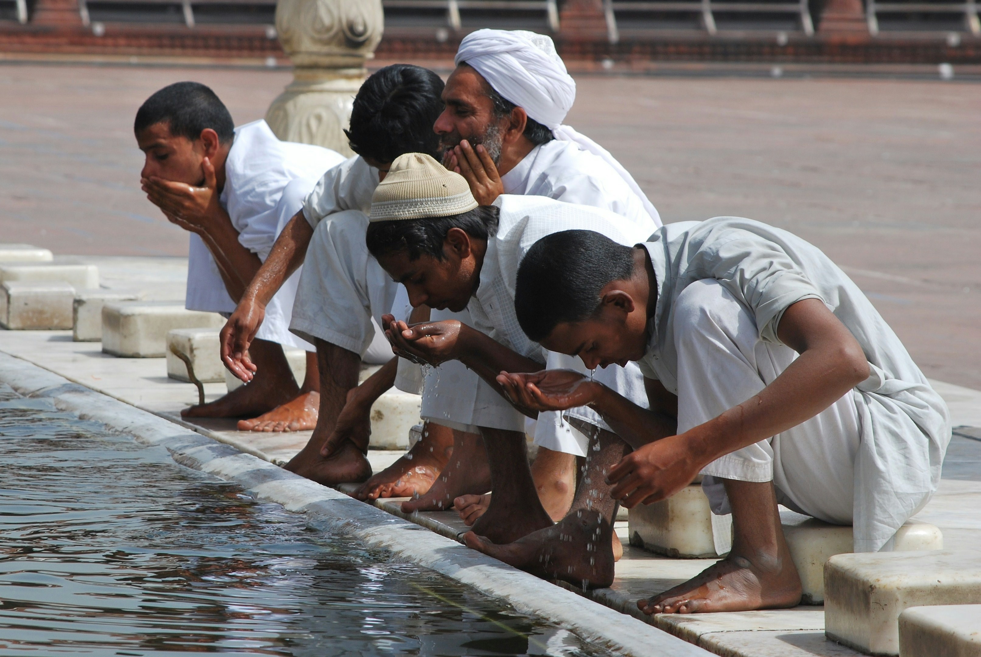 People cooling themselves down in New Delhi. (Photo: Unsplash)