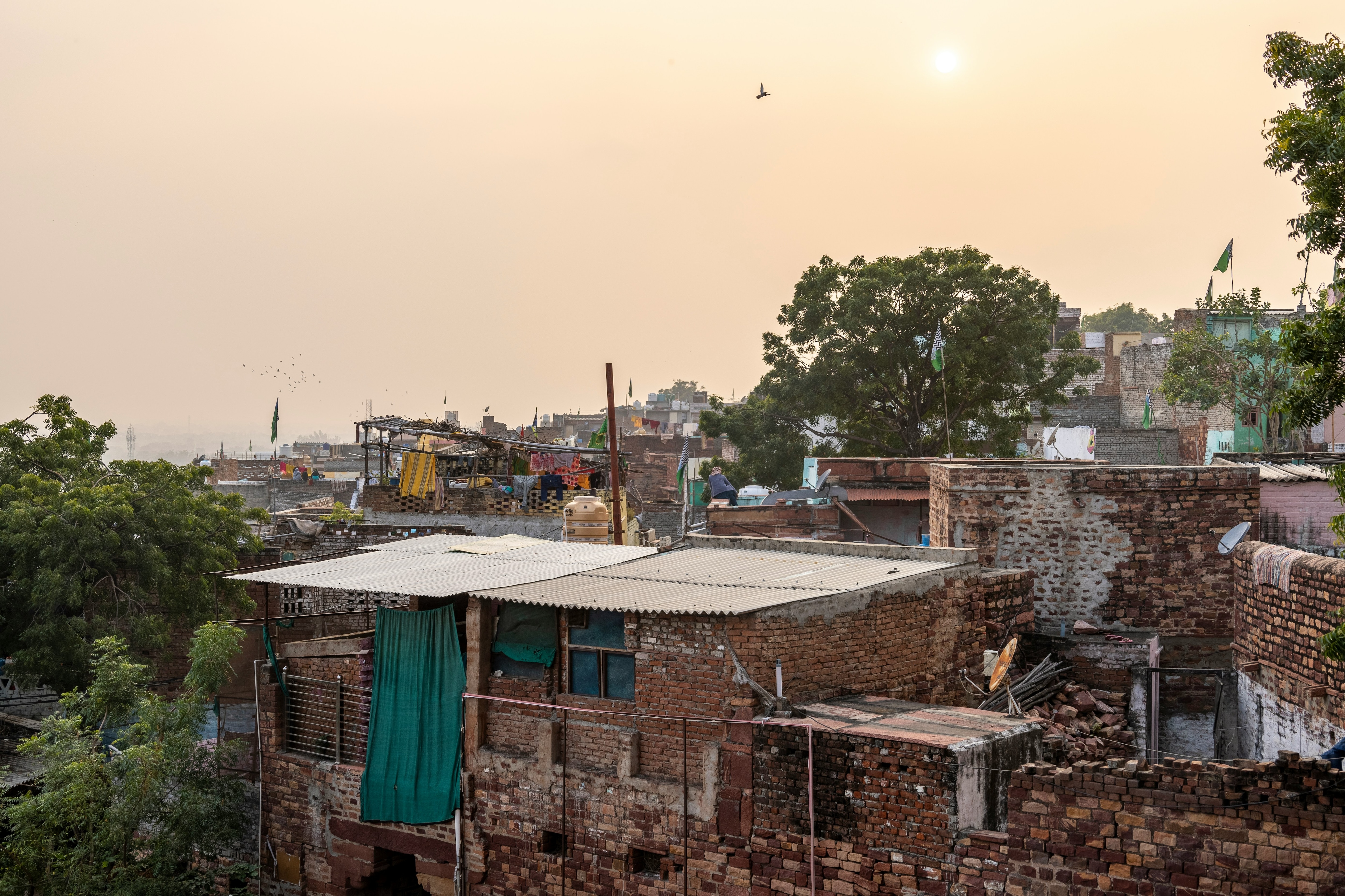A make-shift settlement with tin roofs and doors in New Delhi. (Photo: Unsplash)