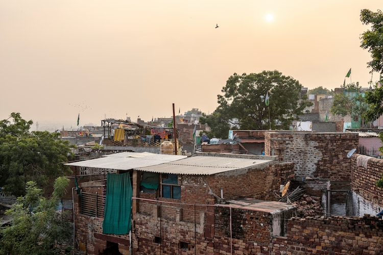 A make-shift settlement with tin roofs and doors in New Delhi. (Photo: Unsplash)