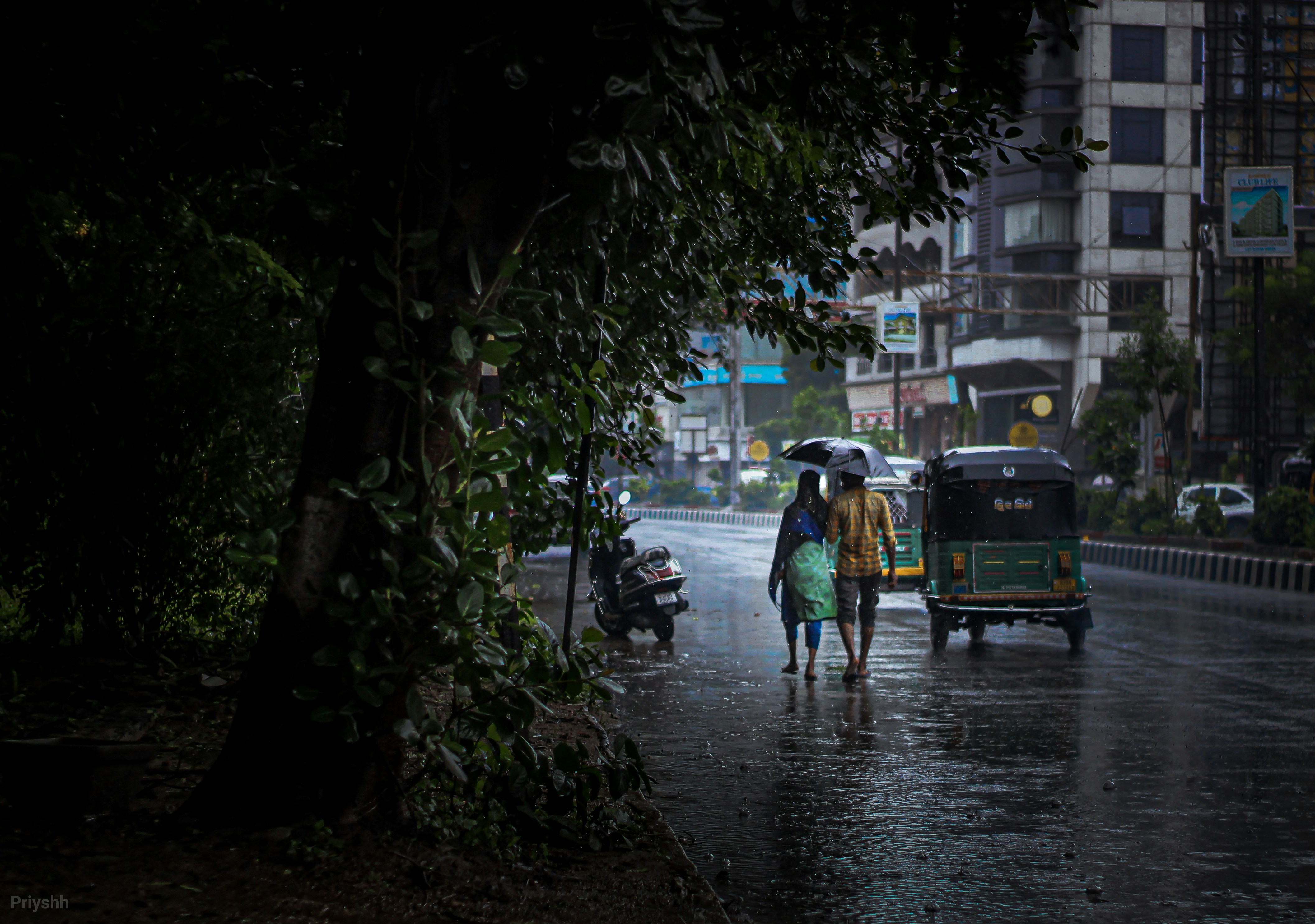 People walk in the rain with an umbrella. (Photo: Unsplash)