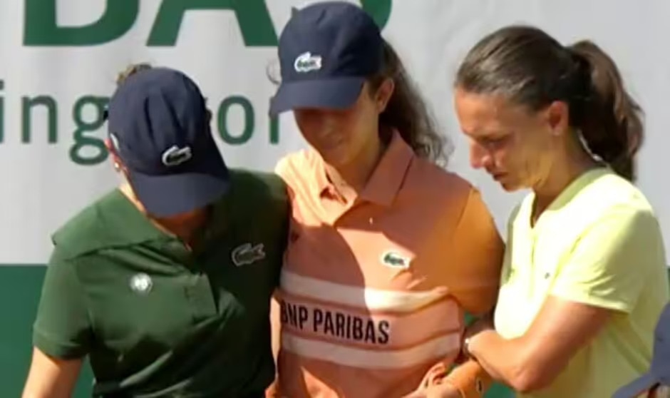 The umpire of a match helps a ball girl struggling in extreme heat. (Photo: Screengrab)
