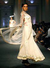 Bridal week: Bipasha Basu dazzles on the ramp