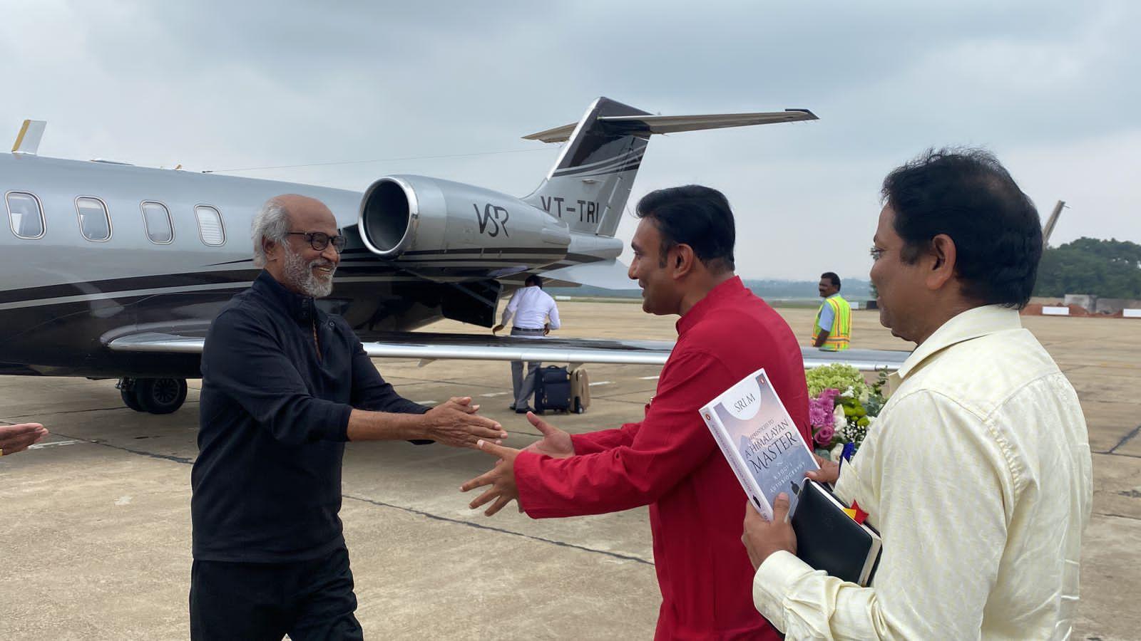 Superstar Rajinikanth arrives in Bengaluru to attend the 'Karnataka Ratna' event