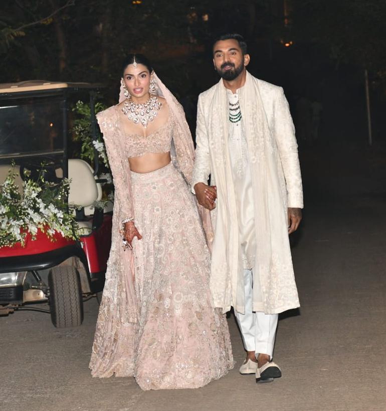 KL Rahul and Athiya Shetty hold hands as they pose for paps.