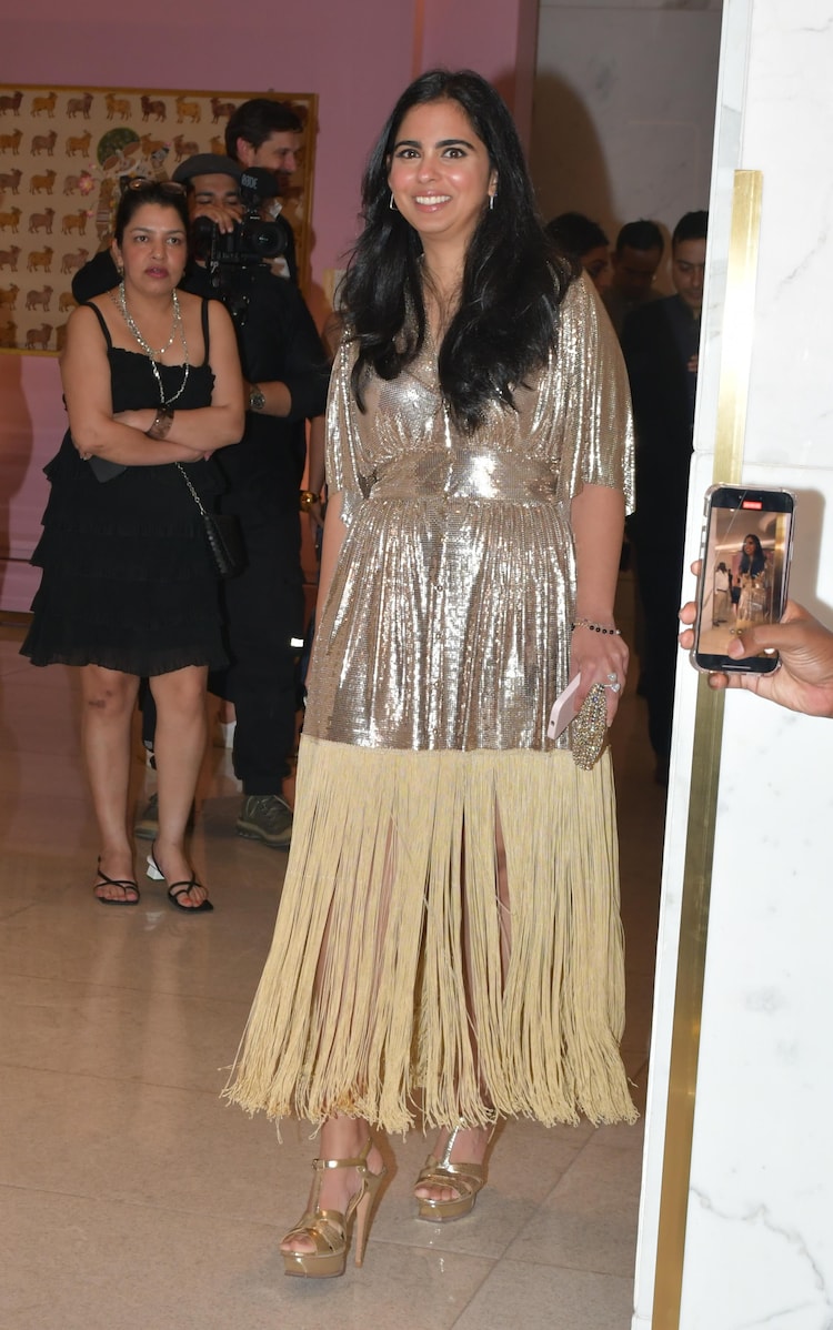 Isha ambani sales dress diamond price