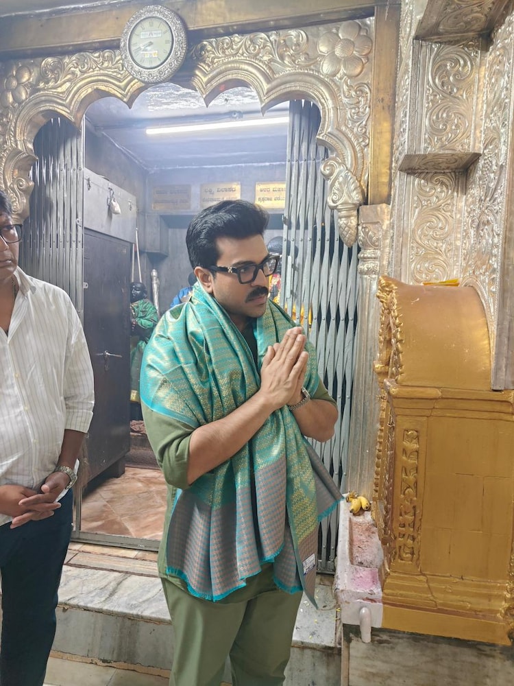 Viral video: Ram Charan visits Chamundeshwari Temple in Mysore, fans mob  him - India Today