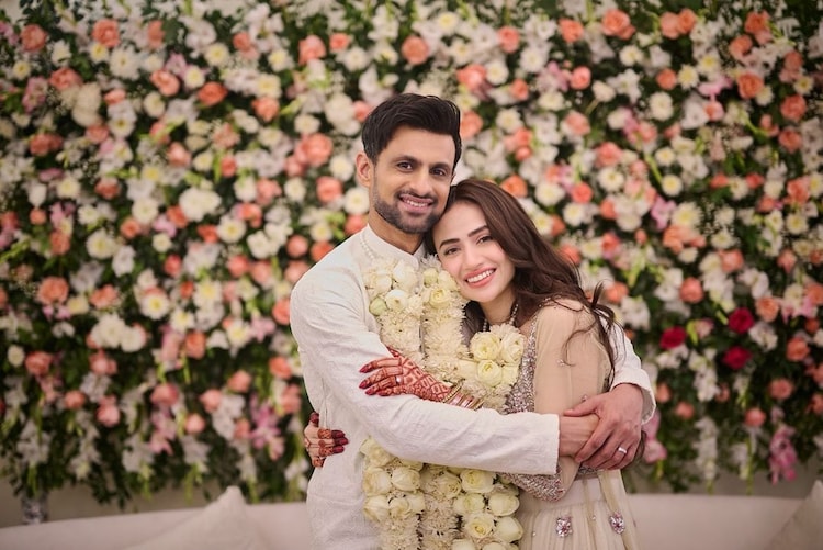 Sana Javed Viral Video : सानिया मिर्जा के नाम पर सना जावेद को लोगों ने किया टीज़, गुस्से में लाल हुईं एक्ट्रेस Sana Javed Viral Video : सानिया मिर्जा के नाम पर सना जावेद को लोगों ने किया टीज़, गुस्से में लाल हुईं एक्ट्रेस