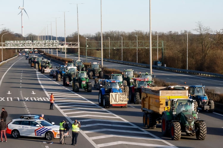 Brüksel'e giden protestocu çiftçiler