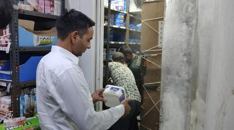 A food department team inspected samples of Amul vanilla ice cream tubs at a Blinkit store in Noida. (Photo: India Today)