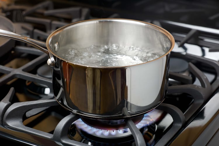 Experts said that hot water also helps dry skin and relieves constipation. (Photo: Getty Images)