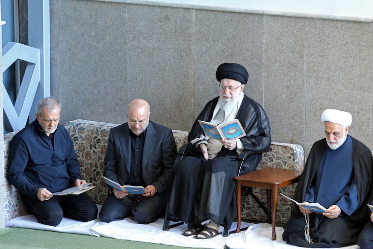 İran'ın Ayetullah Ali Hamaney, Hizbullah lideri Hasan Nasrallah'ın anma töreninde Mescid-i Haram'da Kur'an-ı Kerim okudu.