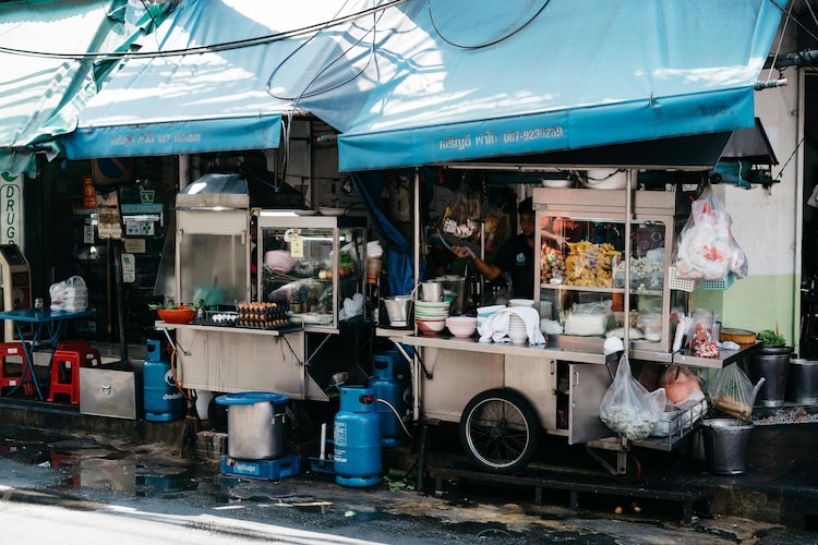 A food tour is a guided experience led by a food tour guide. Photo: Pexels
