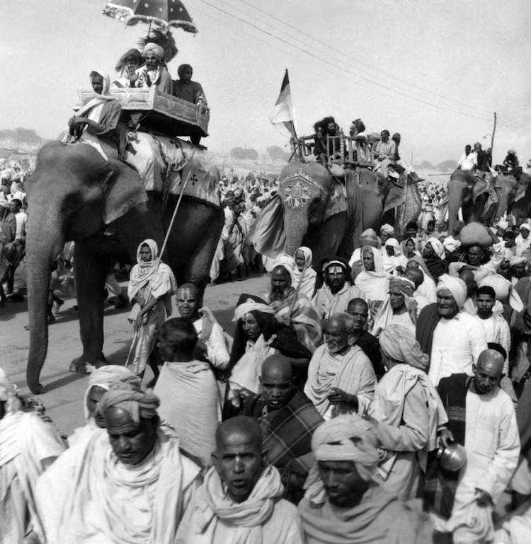 1954 afp 000 1mt21a 1 1954 Prayagraj Kumbh Mela – One of the deadliest stampedes, where over 800 people lost their lives due to overcrowding and panic during a royal bathing ritual