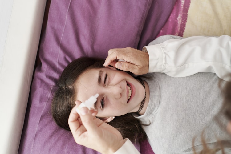 Eye diseases recommend using clean water for sterile, preservative artificial tears or rinsing. (Photo: Getty Image)