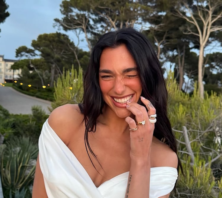A close eye on Dua Lipa's bling
