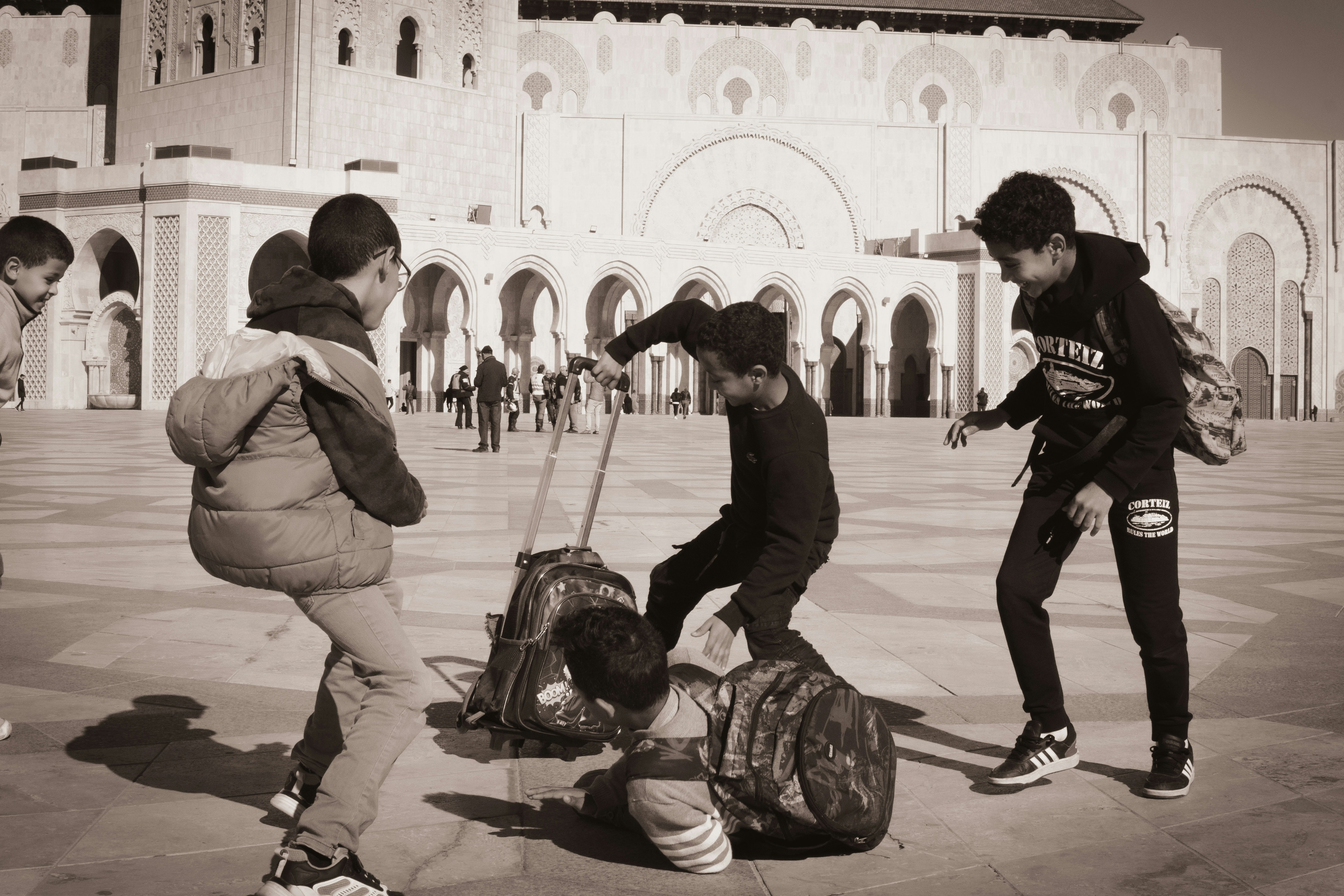 Children learn by copying, and repeatedly contact for violence, whether at home, or online, can make aggressive behavior normal. (Photo: Pexles)