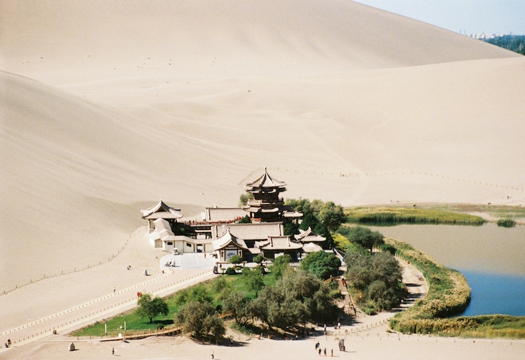 Where does sand sing like a musical instrument? 2 singing sand, sand that sings, singing sand dunes, singing sand, booming dunes, desert phenomenon, Atacama, Dunhuang, Namib desert