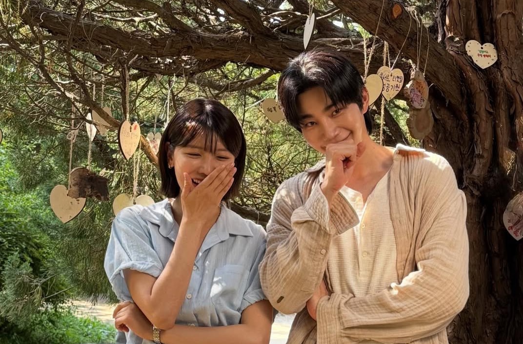 A photo of Kim Jae-young and Choi Soo-young from IDOL I's BTS.