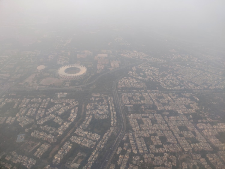 An aerial view of the Delhi skyline shrouded in smog. (Photo: Reuters)