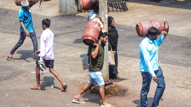 LPG deliveries are facing delays of 7-14 days, with households advised booking gaps of 25-45 days to curb demand. (Photo: PTI)