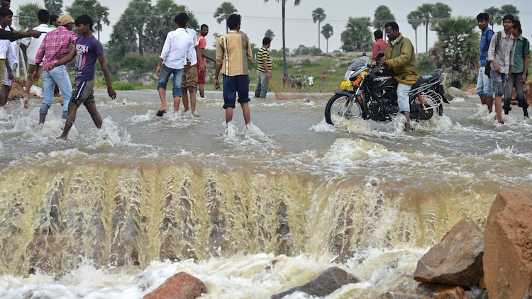 A cloudy sky hangs over Hyderabad, where the IMD has issued a yellow alert for thunderstorms accompanied by lightning and gusty winds reaching up to 50 kmph this Sunday. (Photo: Reuters)