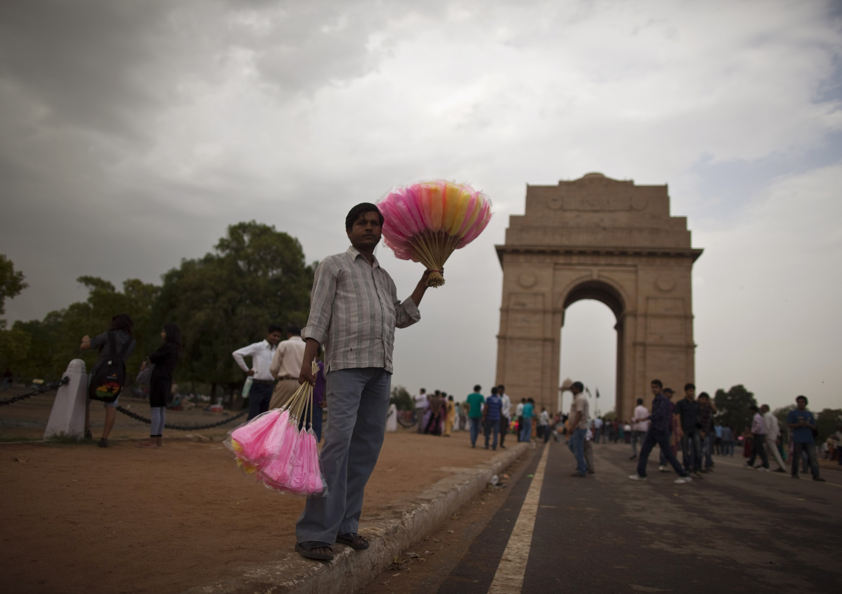 A hazy, partly cloudy sky over India Gate. Delhi will get a dry May 1, but a stronger storm system is already on its way. (Photo: Reuters)