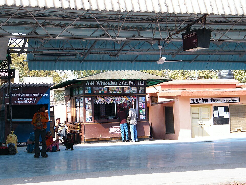An A.H. Wheeler Bookstore at Sawai Madhopur railway station, Rajasthan (Photo: Abhishek727/Own work, CC BY-SA 3.0)
