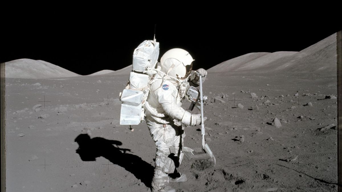 Nasa astronaut Harrison H. Schmitt photographed working during the Apollo 17 mission. (Photo: Nasa)