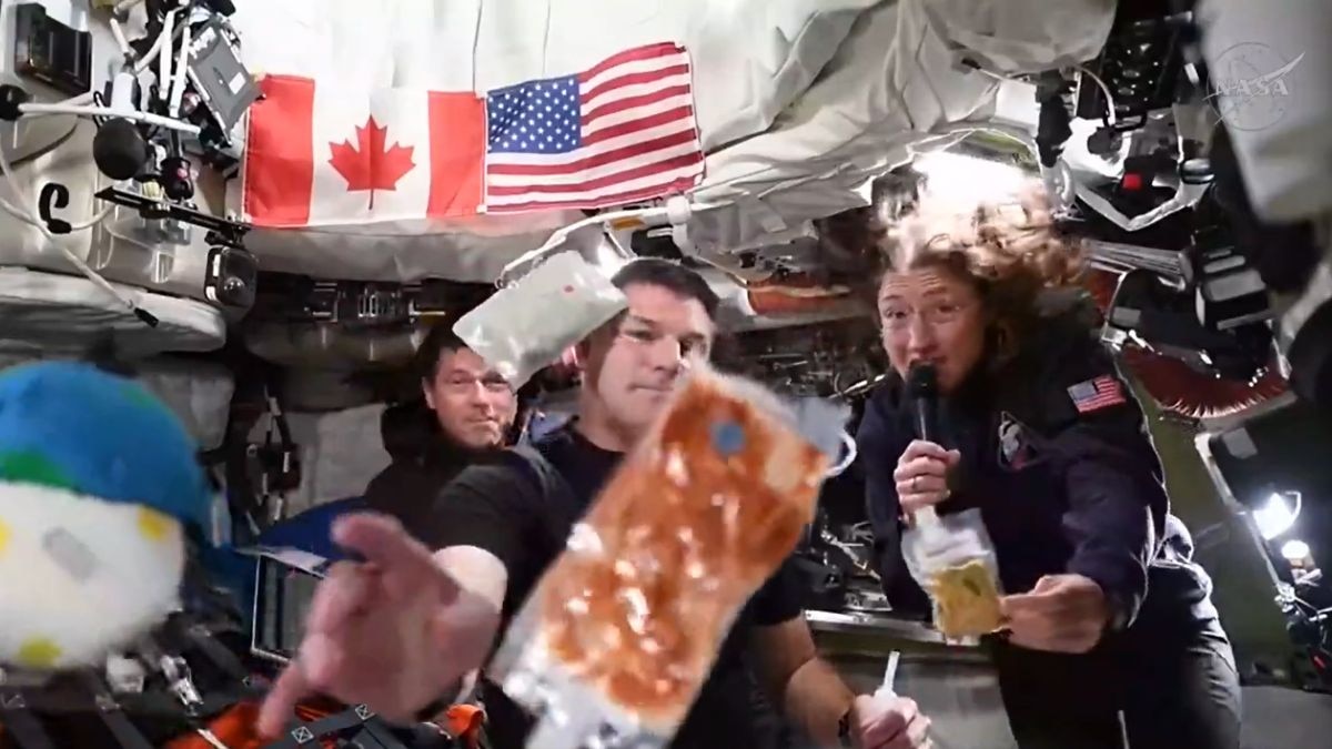 Commander Reid Wiseman and Mission Specialist Christina Koch display a packet of macaroni and cheese which serves as a comfort meal for the crew. (Photo: Nasa)