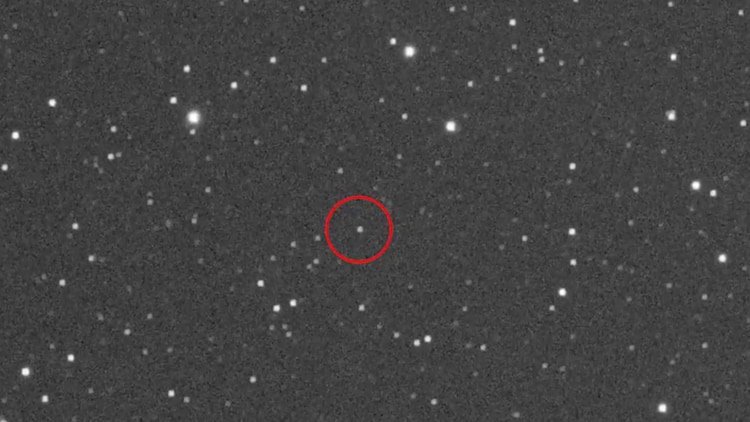 The Integrity spacecraft appears as a bright streak of light while heading toward the Moon. (Photo: X/@s2a_systems)