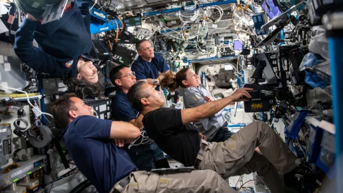 Expedition 68 crew members gather in the International Space Station&acirc;€™s Destiny laboratory module to participate in an evening conference with station mission controllers (Photo: Nasa) 