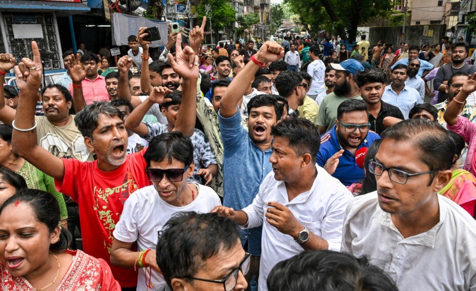 TMC supporters raise slogans as they protest over the visit of BJP candidate for Bhabanipur and Nandigram constituencies, Suvendu Adhikari, to a polling station. (Image: PTI)