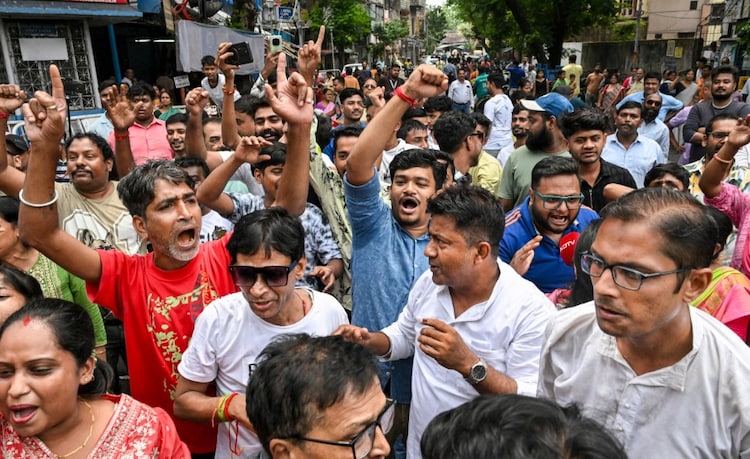 TMC supporters raise slogans as they protest over the visit of BJP candidate for Bhabanipur and Nandigram constituencies, Suvendu Adhikari, to a polling station. (Image: PTI)