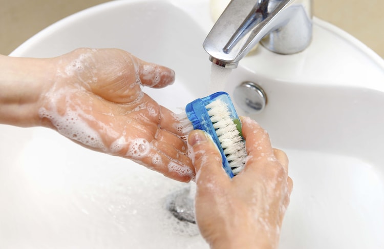 OCD includes compulsive actions like washing hands for 20 minutes. (Photo: Getty Images)