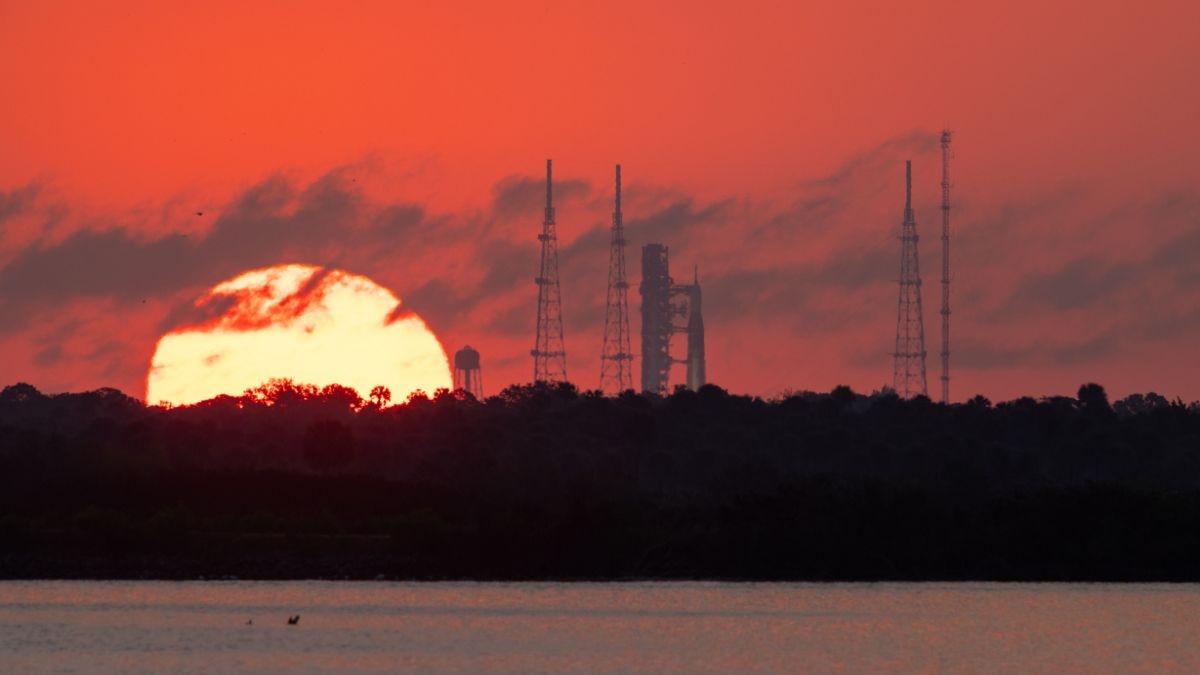 Nasa's Space Launch System rocket against an orange sky during sunset. (Photo: Nasa)