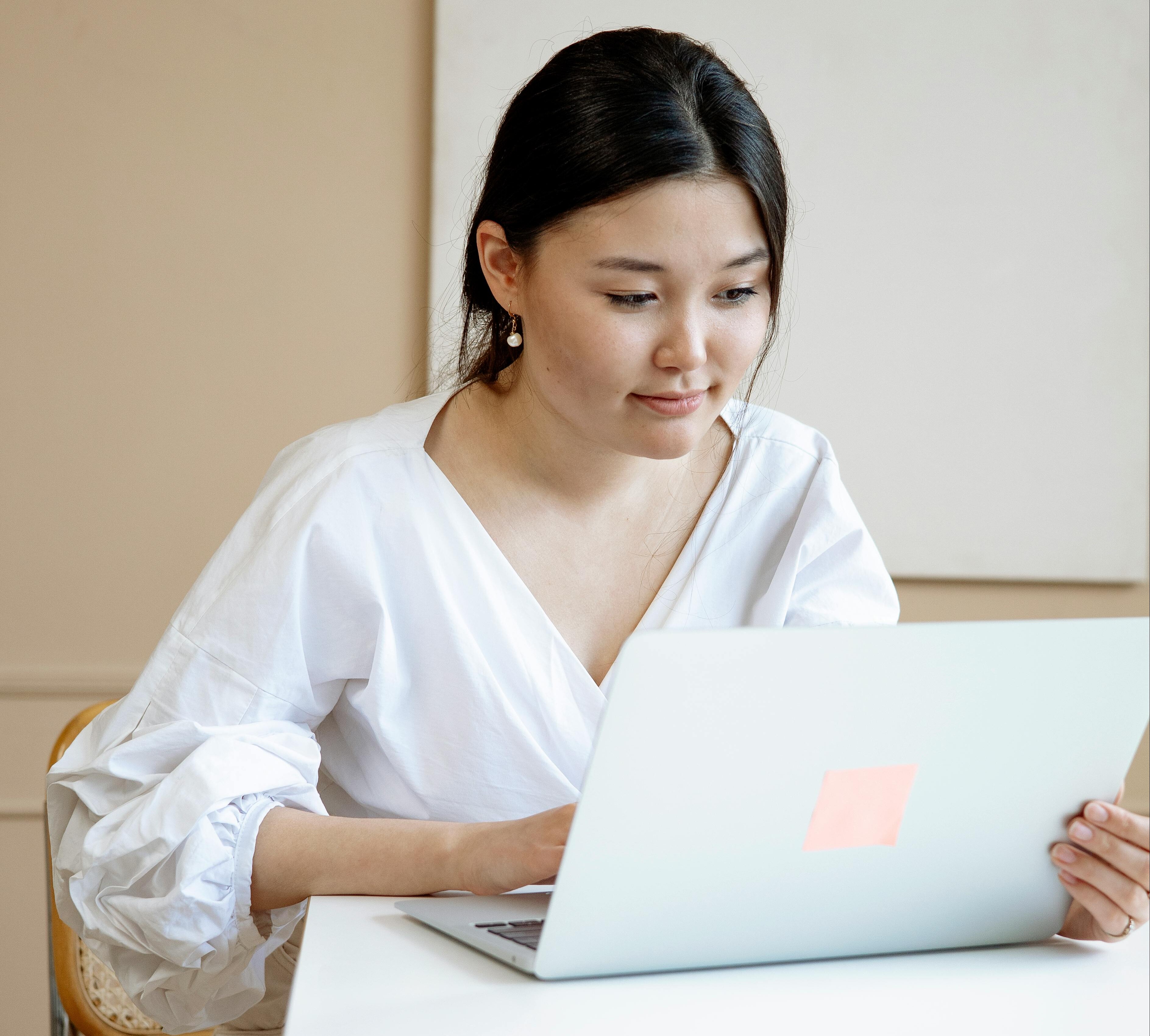 Just a few clicks are all it takes to start selling feet photos online | Photo: Pexels/Artem Podrez