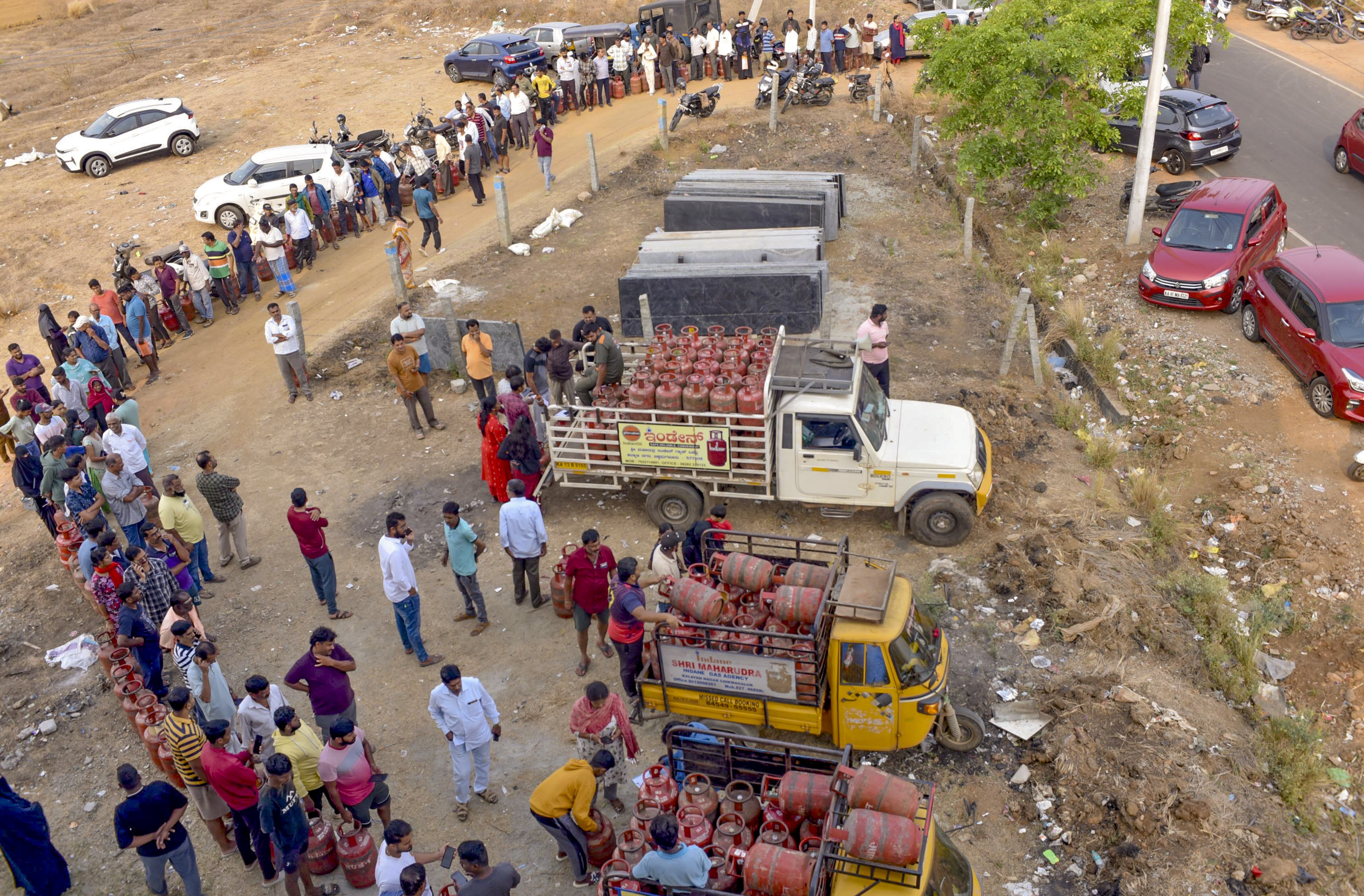 **PTI's Best Photos of the Week** Chikkamagaluru: People wait in a queue with empty LPG cooking gas cylinders to avail refilled ones amid ongoing supply crisis, in Chikkamagaluru, Tuesday, March 24, 2026. (PTI Photo)(PTI03_24_2026_000037A)(PTI03_29_2026_000231A)