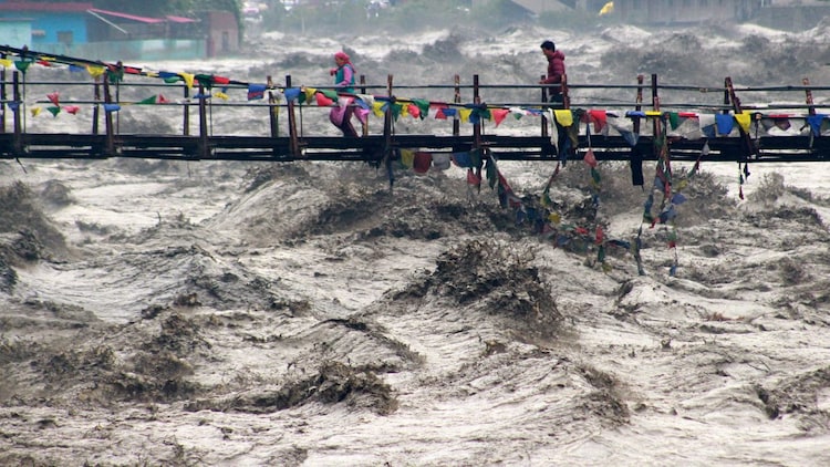 Heavy rainfall is expected in Kashmir, with persisent wet spells in Himachal Pradesh on April 5. (Photo: Reuters)