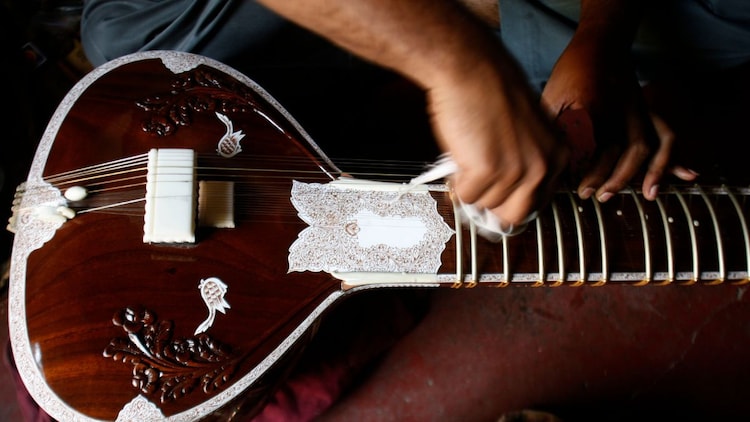Indian craftspeople shaped the sitar’s curve entirely by ear, centuries before scientists understood the mathematics behind it. (Photo: Reuters)