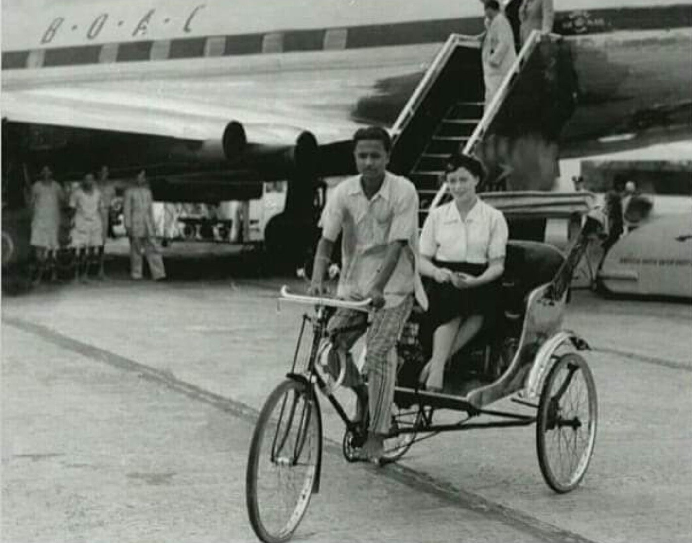 A photo said to be from 1952 shows a BOAC crew taking a rickshaw ride to the terminal at Dum Dum Airport. (Image: Sanjiv Kapoor/ X)