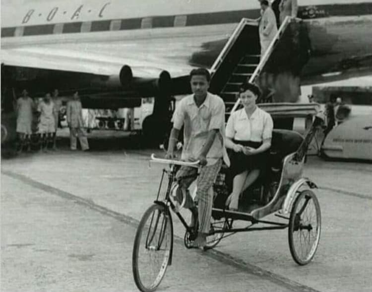 A photo said to be from 1952 shows a BOAC crew taking a rickshaw ride to the terminal at Dum Dum Airport. (Image: Sanjiv Kapoor/ X)