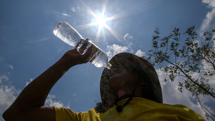Doctors recommend drinking water at regular intervals during a heatwave even without thirst, as dehydration sets in before the body signals it. (Photo: PTI)
