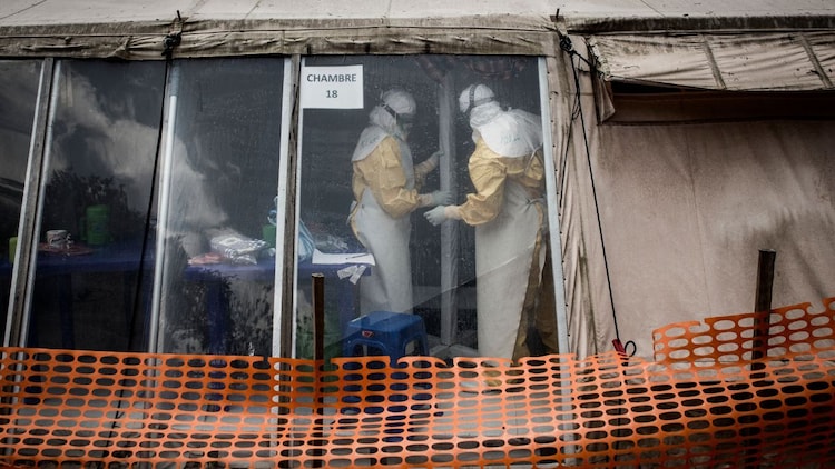 Health workers are seen inside the 'red zone' of an Ebola treatment centre. (Photo: AFP)