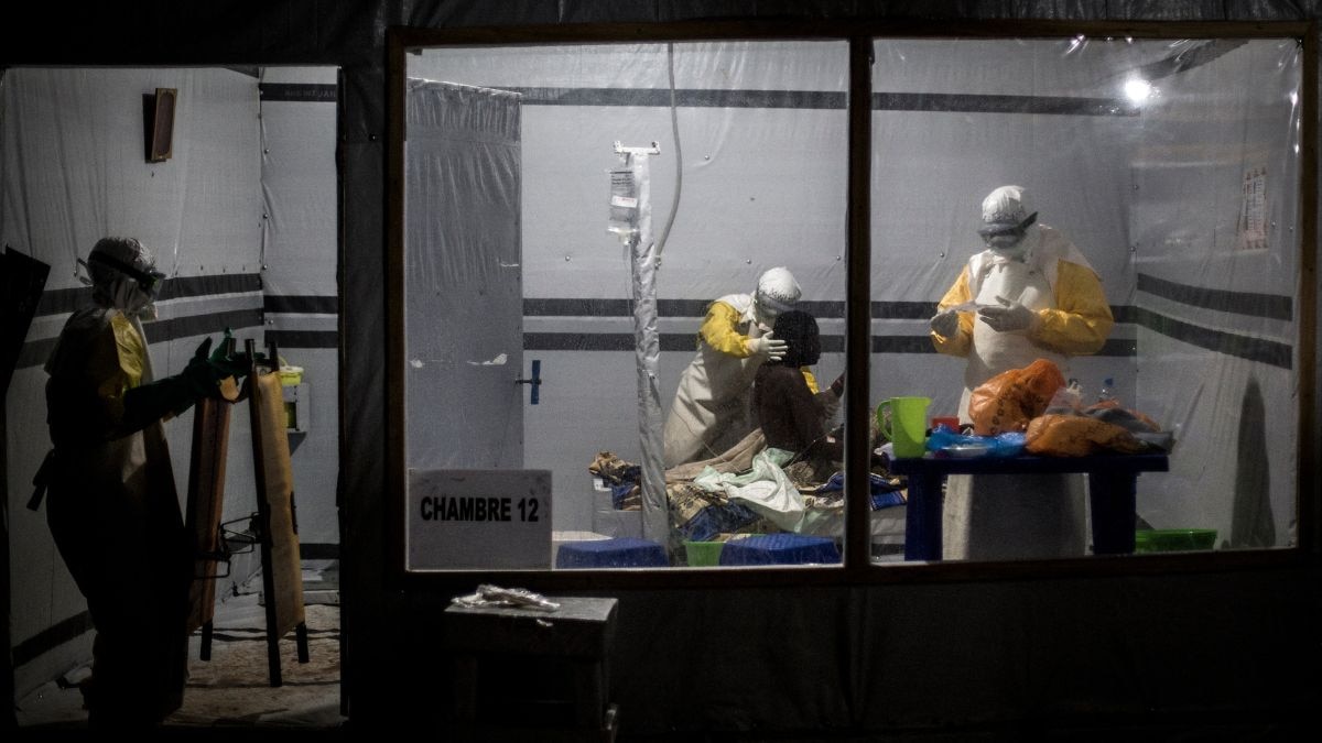 Health workers treat an unconfirmed Ebola patient. (Photo: AFP)